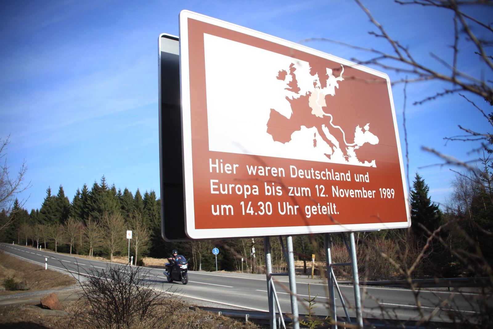 12. November 1989, 14.30 Uhr. So genau steht es auf den Tafeln an den Stellen, wo Straßen die alte Grenze queren. Vierzig Jahre lang war hier Schluss. 12. November 1989, 14.30 Uhr. So genau steht es auf den Tafeln an den Stellen, wo Straßen die alte Grenze queren. Vierzig Jahre lang war hier Schluss.