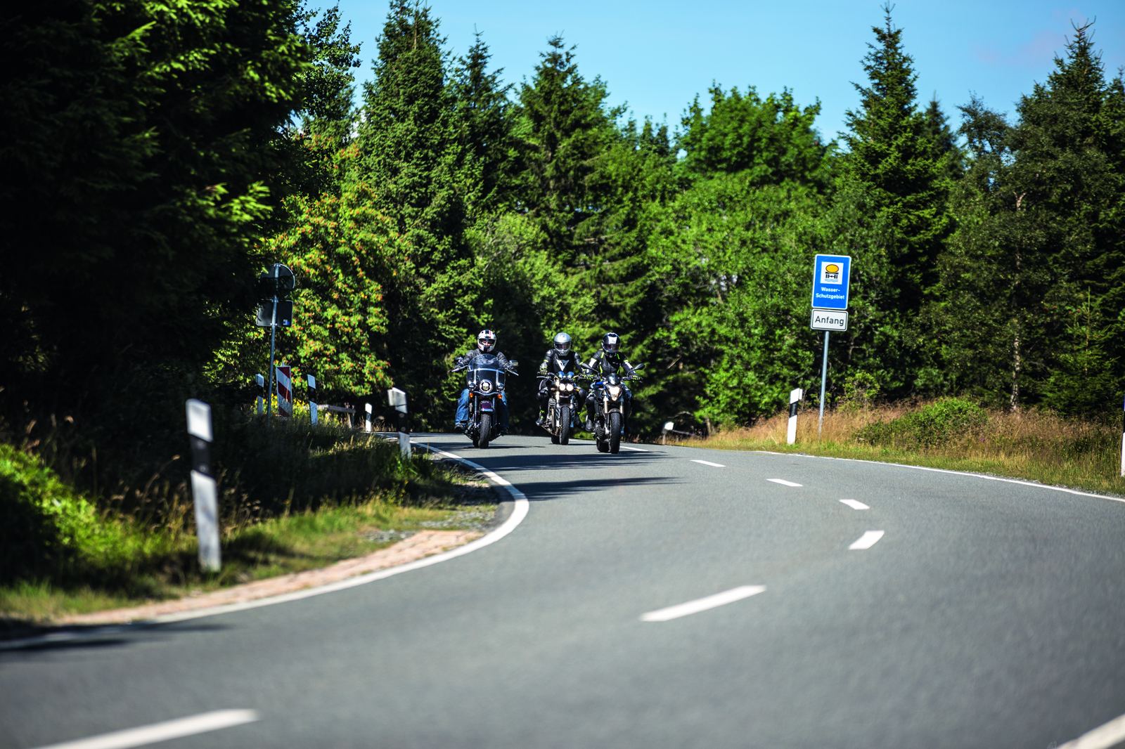Ab dem Schild rechts beginnt Wasserschutzgebiet. Weite Teile des Harzes sind Einzugsgebiet für Trinkwasser — die Leitung aus dem Sösetal reicht bis Bremen. Ab dem Schild rechts beginnt Wasserschutzgebiet. Weite Teile des Harzes sind Einzugsgebiet für Trinkwasser — die Leitung aus dem Sösetal reicht bis Bremen.